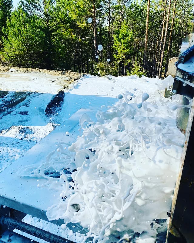 Pozantı’da kuyu açımı sırasında çalışan sondaj makinesi ve teknik ekip