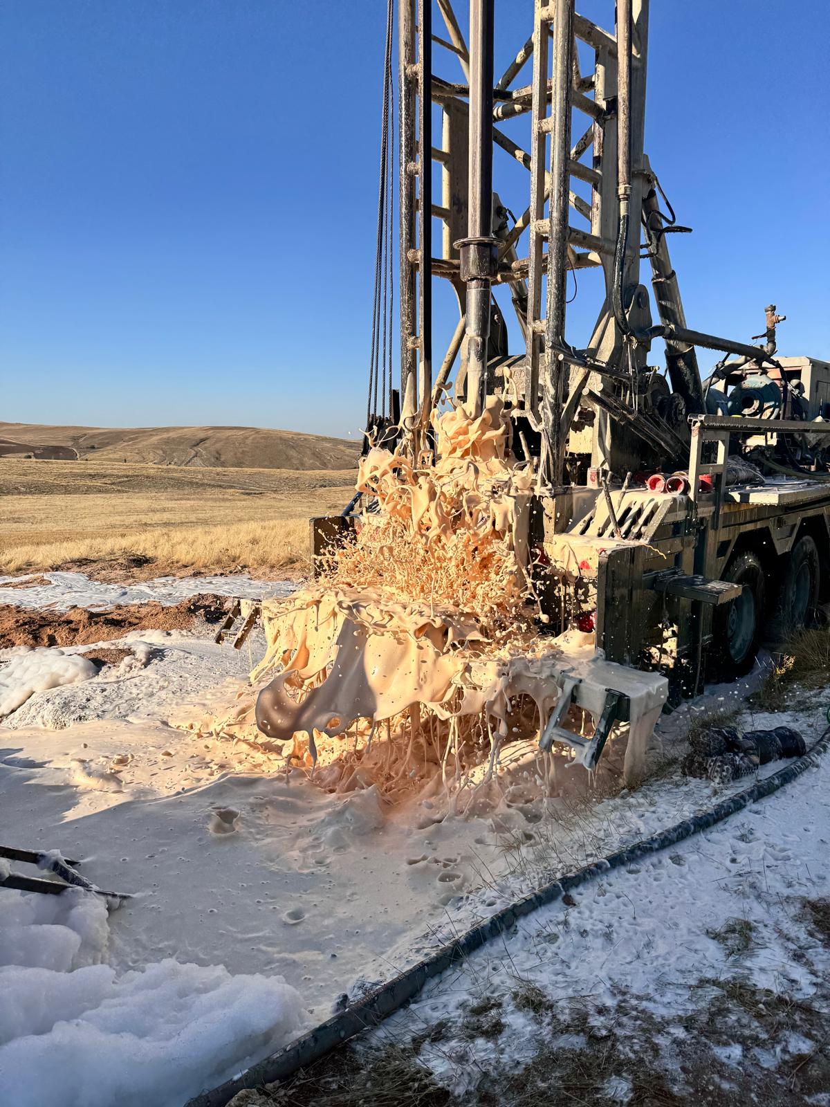 Pozantı köyünde kurulan güneş enerjili su pompası ve sulama sistemi